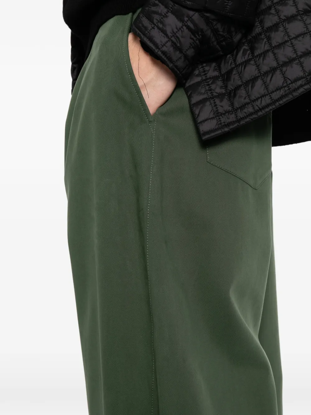 CROQUIS Broek met toelopende pijpen en plooien Groen