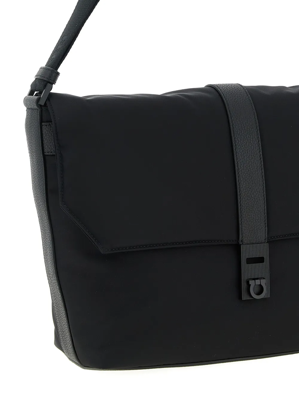  Ferragamo Gancini Cross Body Bag - Black 