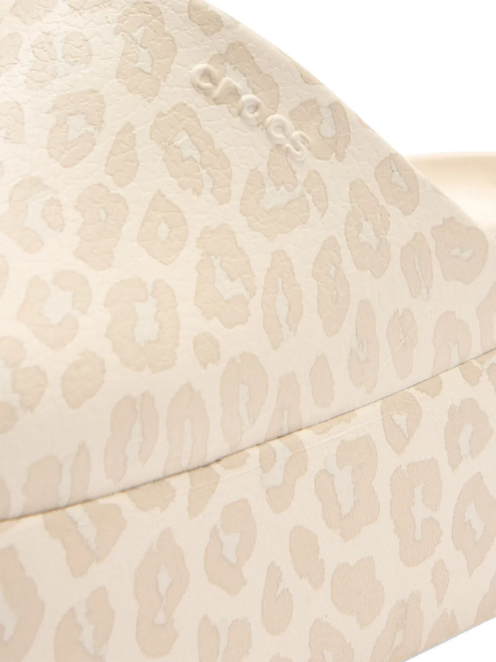 Crocs Dylan slippers met luipaardprint en plateauzool Beige