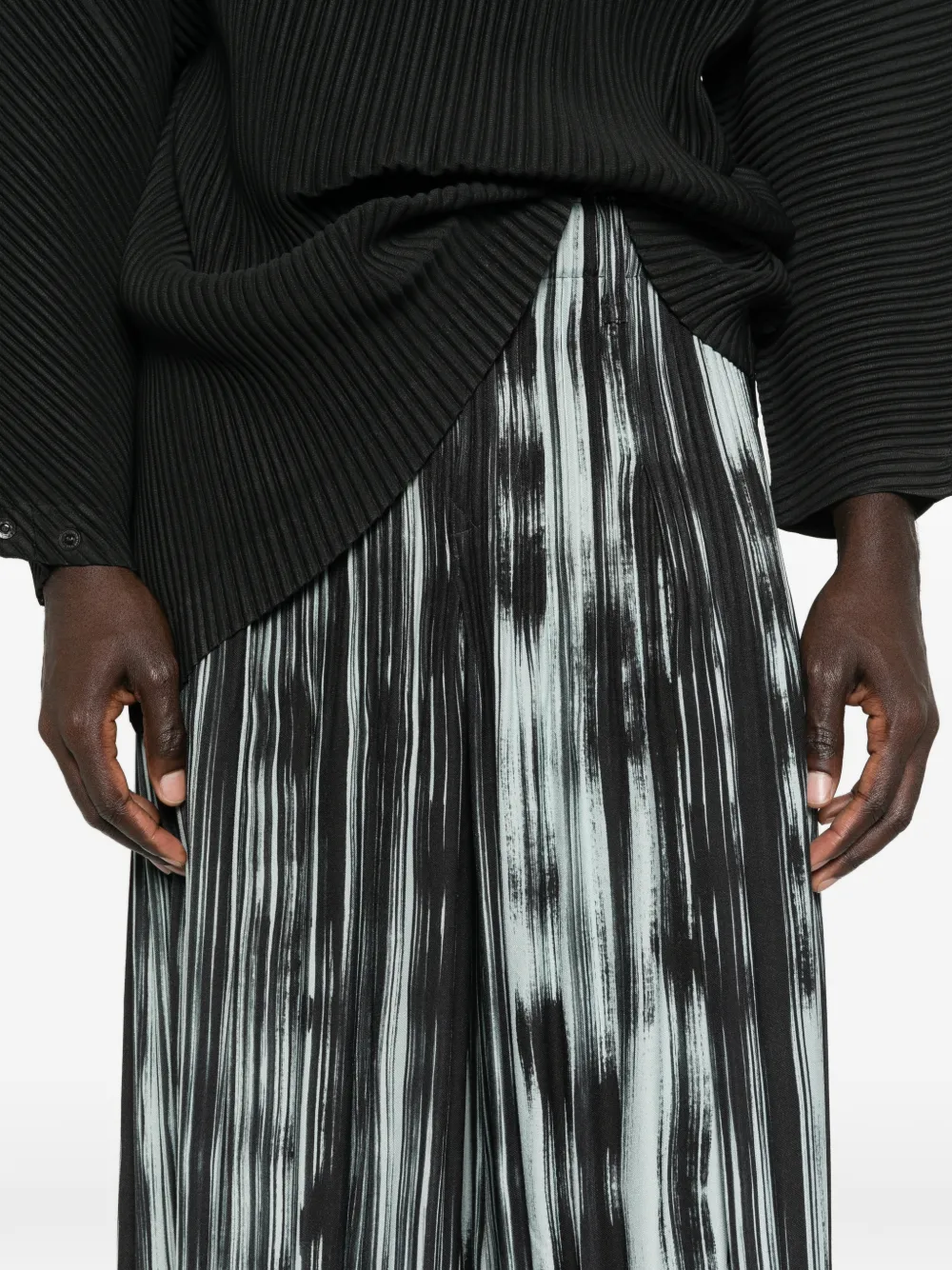 Homme Plissé Issey Miyake Gestreepte plooibroek Zwart