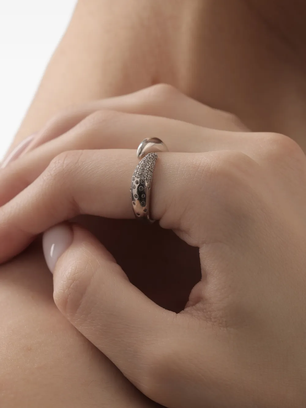 Eshvi Stardust Fang Ring In Gold