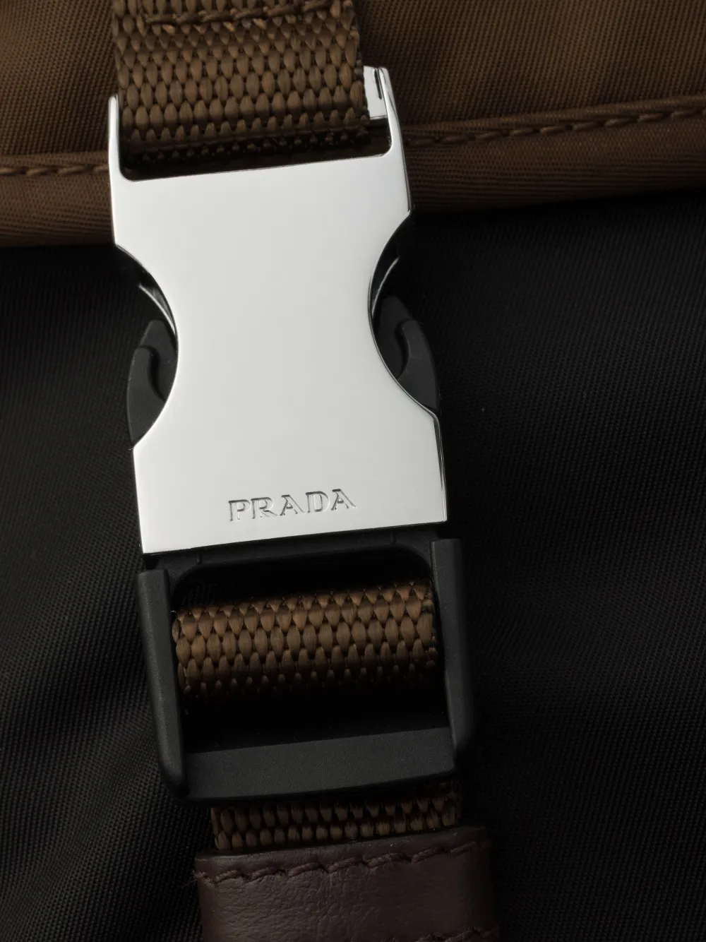 Prada Gewatteerde schoudertas met gesp Zwart