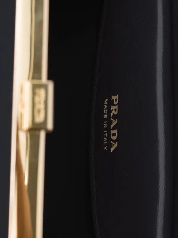 Prada ピラミッド レザーハンドバッグ | ブラック | FARFETCH JP