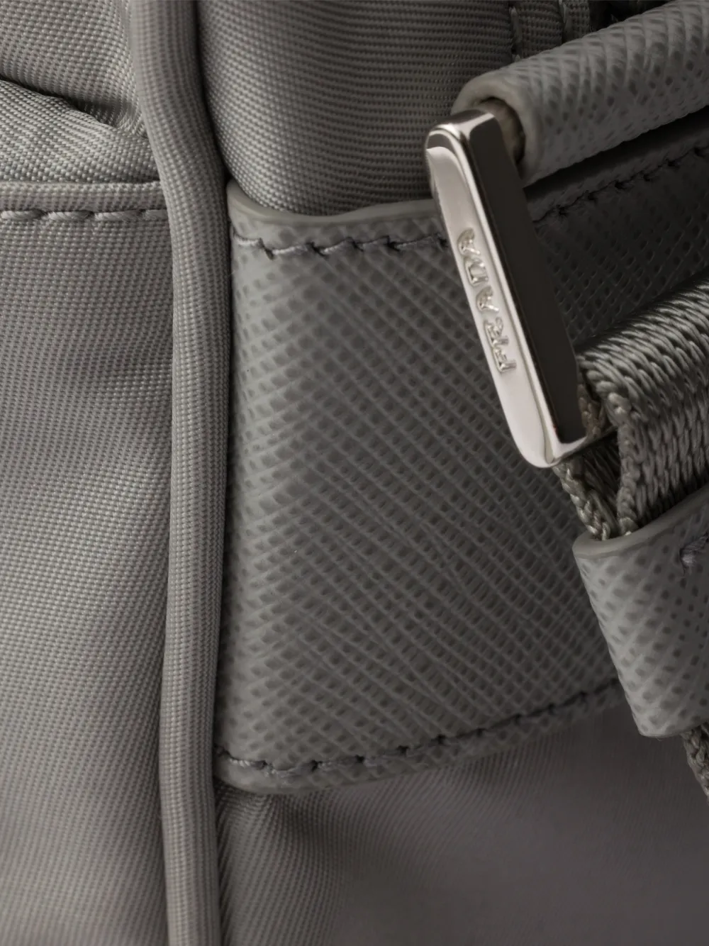 Prada Schoudertas met logoplakkaat Grijs