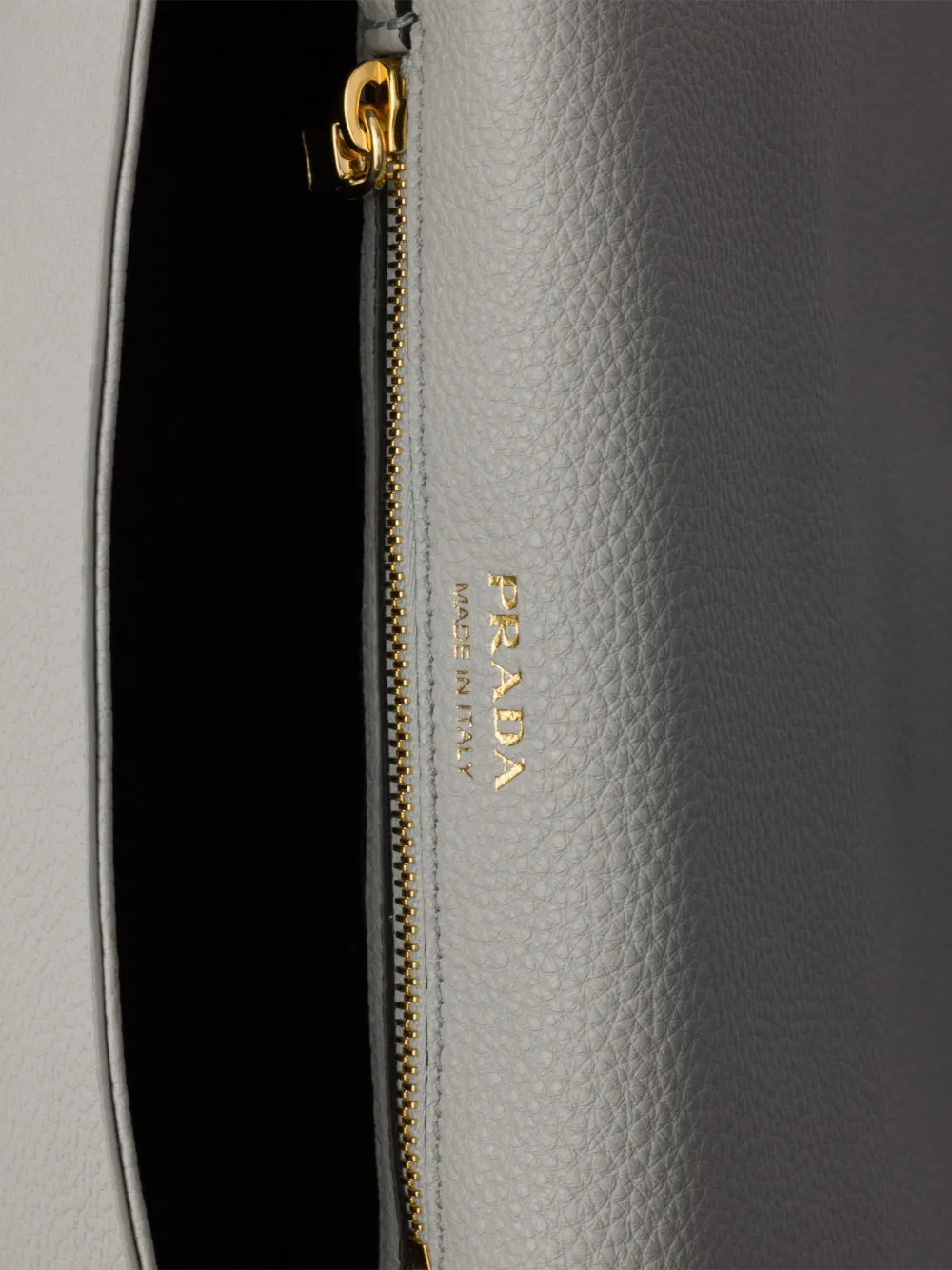Prada Kleine leren schoudertas Grijs