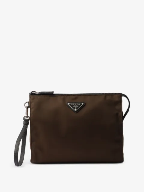 Prada neceser con detalle del logo
