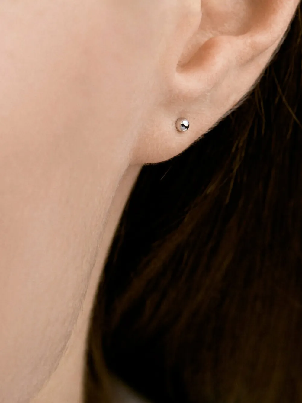 Tilla dot stud earring | Silver | Image 1