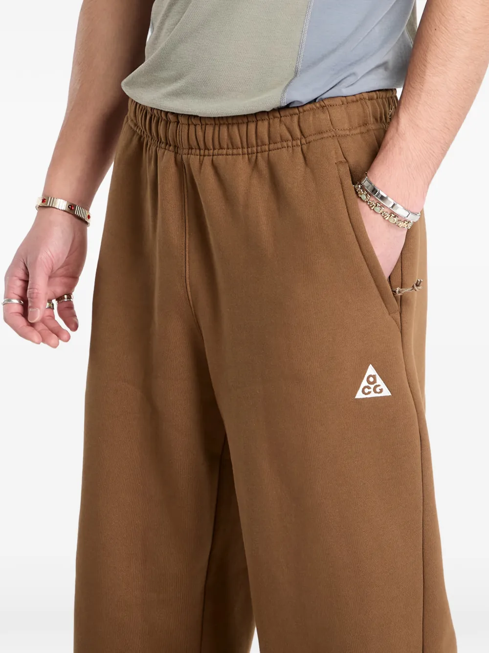 Nike Elastische broek met logo Bruin