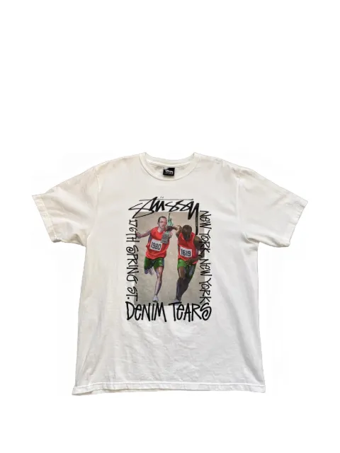 Denim Tears x Stüssy Pass The Baton T-shirt med korte ærmer og tryk
