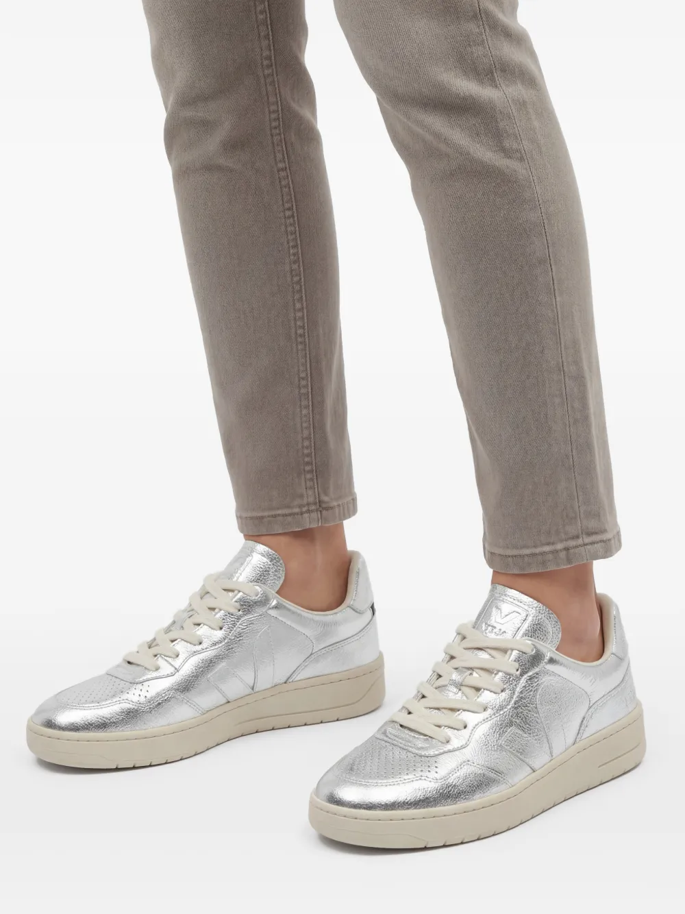 VEJA V-90 sneakers met logodetail Zilver