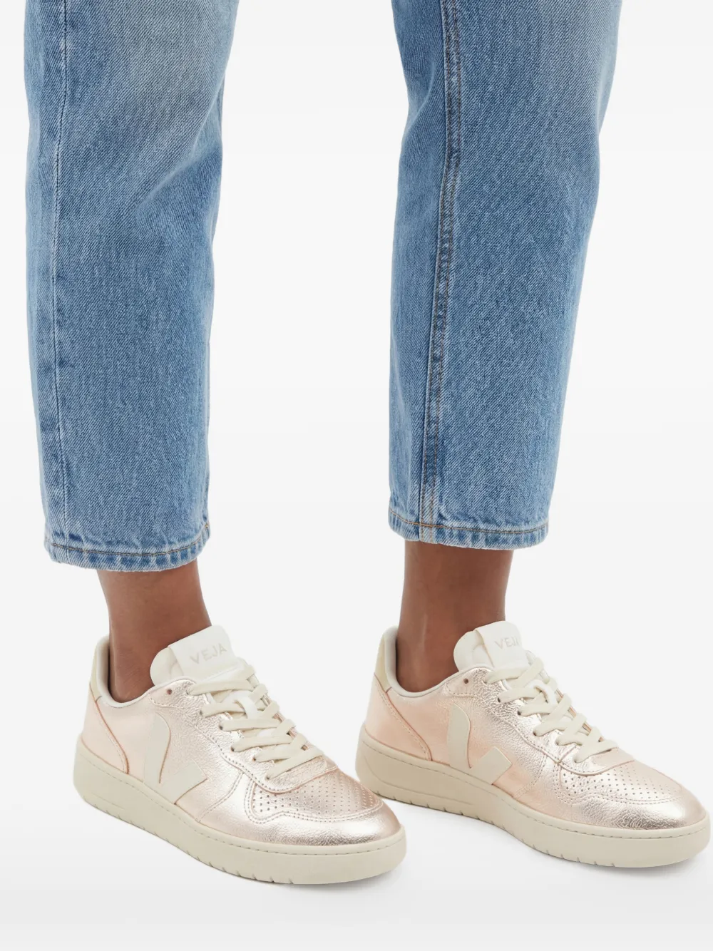 VEJA V-10 sneakers met geperforeerde neus Goud