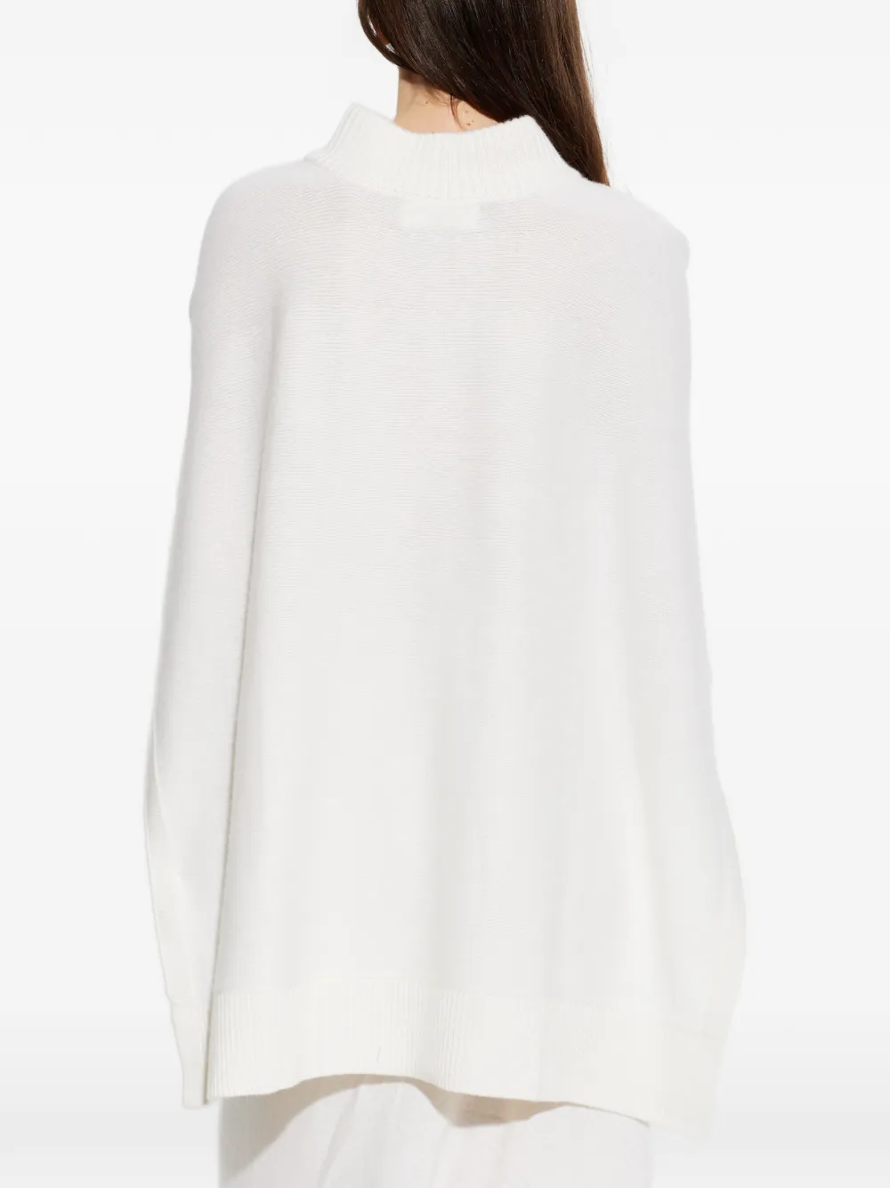 Lisa Yang Cape met col Wit