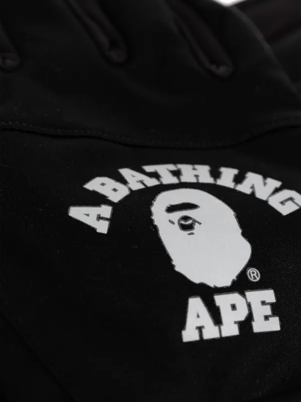 A BATHING APE® logo-print Gloves | Black | FARFETCH