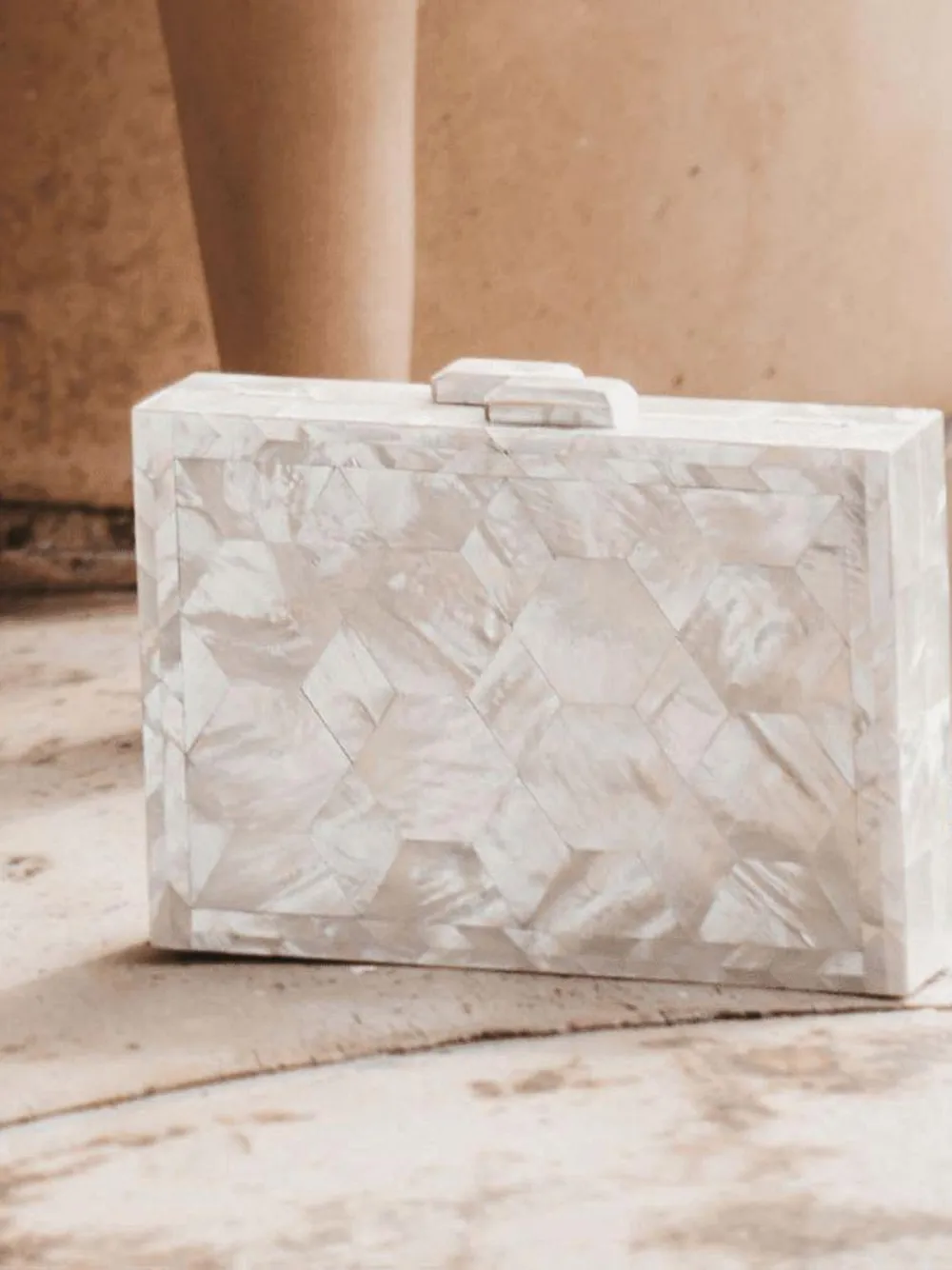 FREYA ROSE Athena clutch met parelmoer Beige