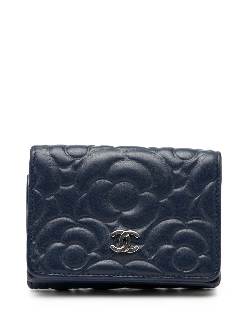 CHANEL Pre-Owned 2019 CC Embossed Goatskin Camellia Trifold Compact Wallet small wallets - Blu