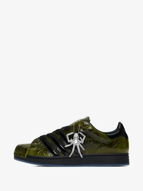 adidas low-top Superstar sneakers med vedhæng