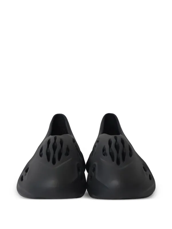 Adidas Yeezy Foam RNR ランナー | ブラック | FARFETCH JP