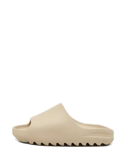 adidas Yeezy fliip flop con suela rígida