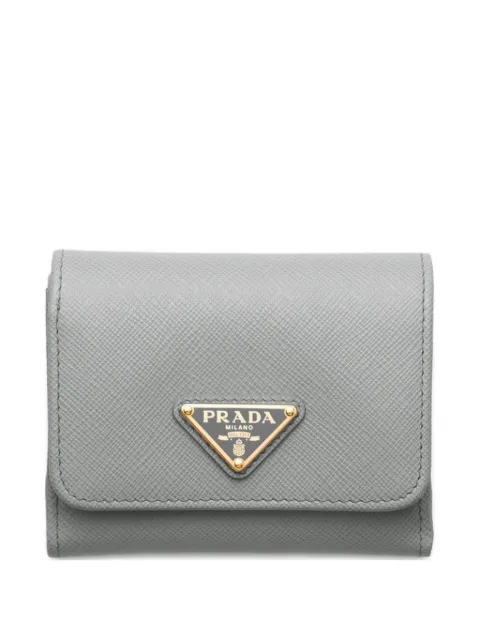 Prada cartera de piel con placa del logo