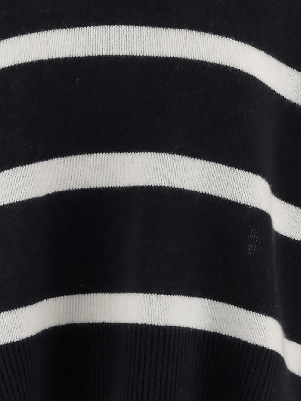  Allude Striped V-neck Sweater - Blue 