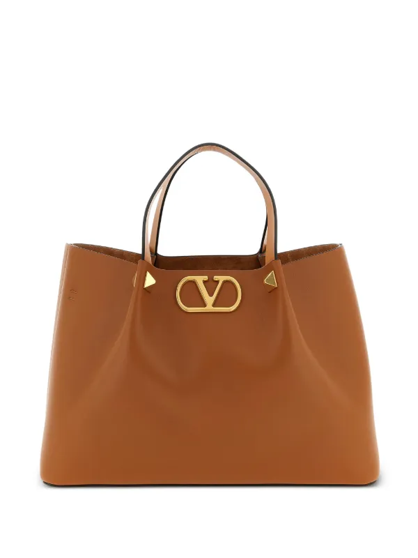 VALENTINO GARAVANI ロックスタッズ 大型トートバッグ ブラウン Valentino Garavani Medium Studded V-logo Tote Bag | Brown | FARFETCH