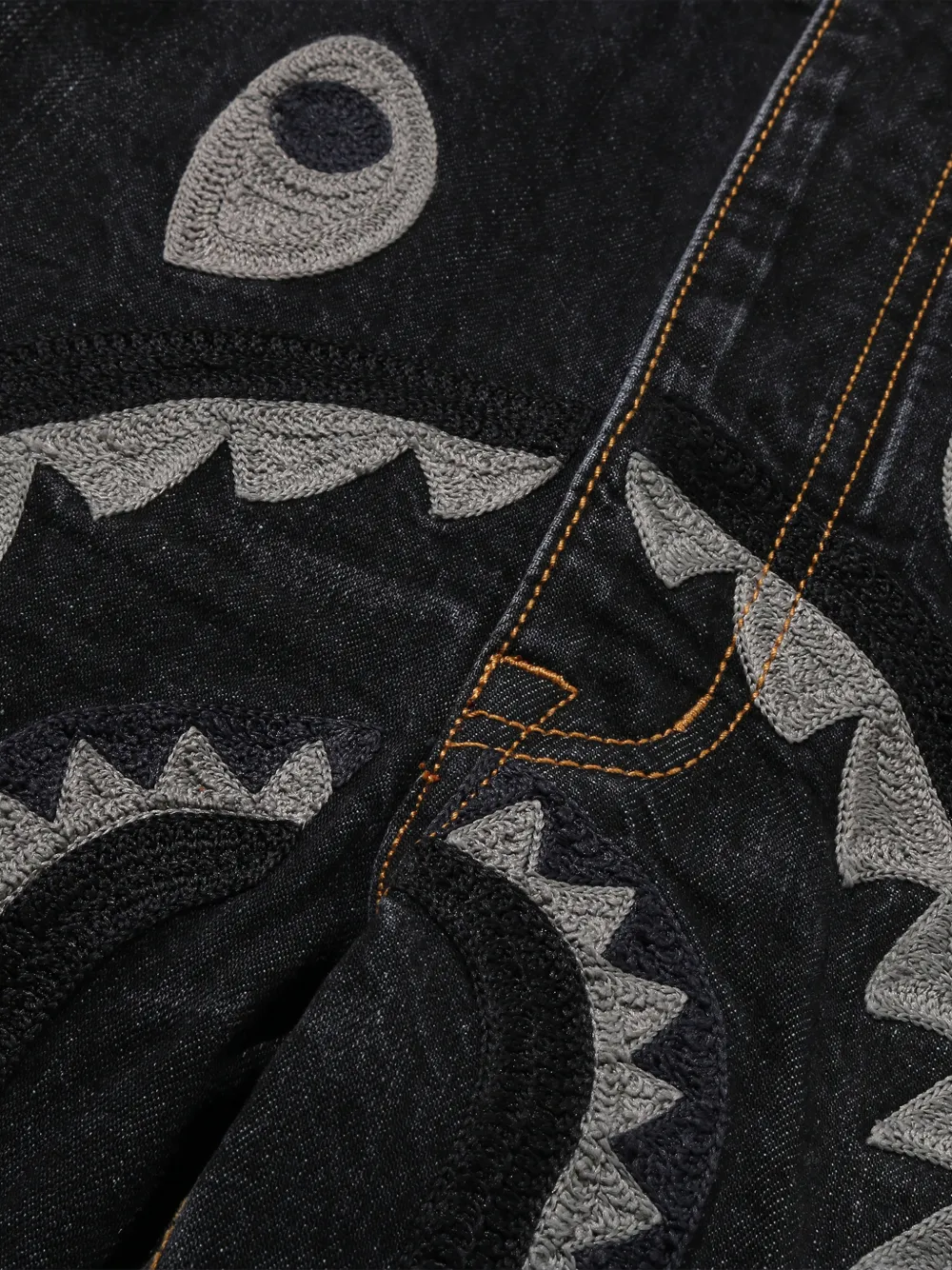 A BATHING APE® シャーク アップリケ ジーンズ | ブラック | FARFETCH JP