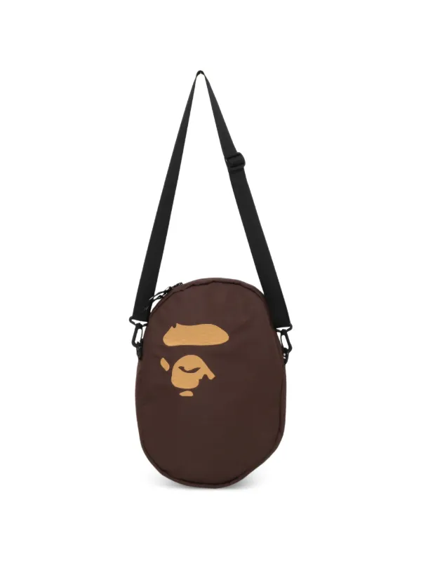 A BATHING APE® ロゴ メッセンジャーバッグ | ブラウン | FARFETCH JP