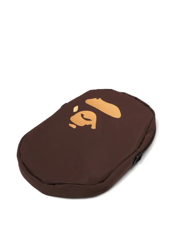 A BATHING APE® ロゴ メッセンジャーバッグ | ブラウン | FARFETCH JP