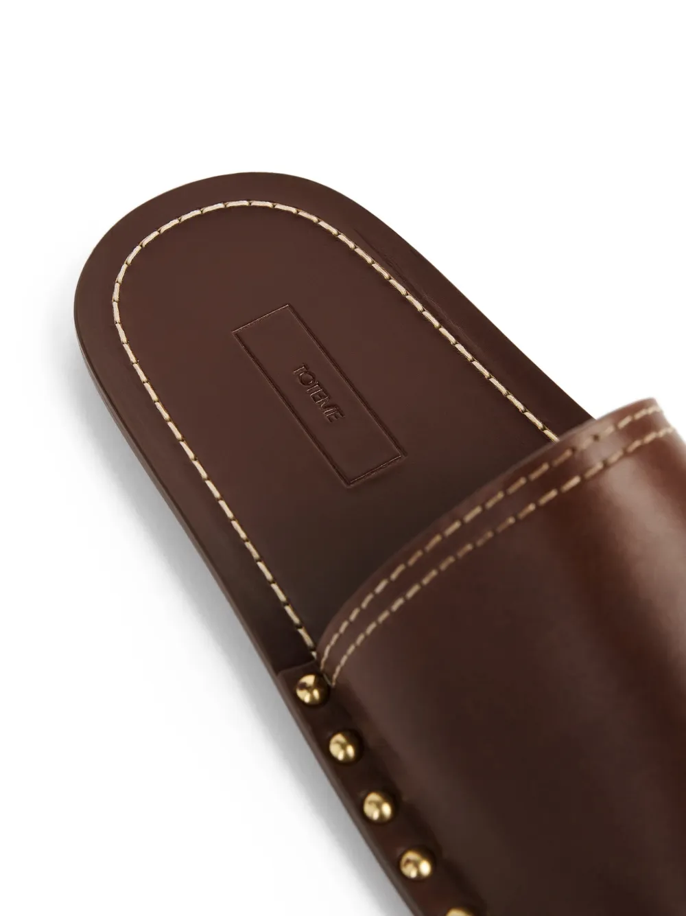 TOTEME Slippers met studs Bruin