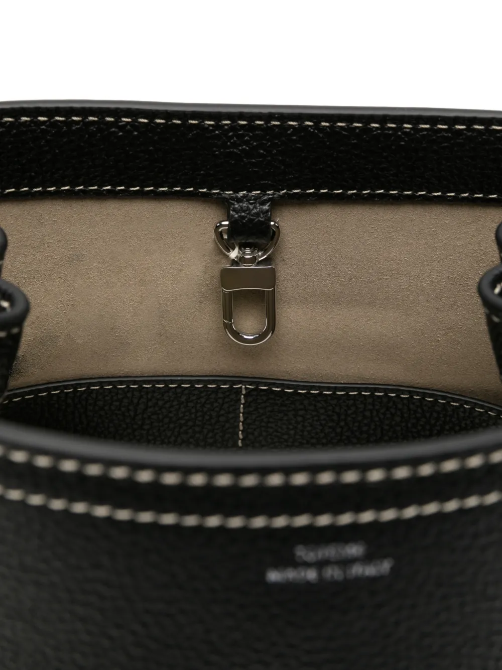 TOTEME Bucket-tas van bewerkt leer met band Zwart