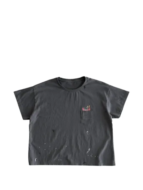 Bravest Studios playera con bolsillo en el pecho