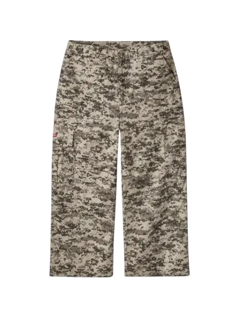 GV Gallery x Raspberry Hills pantalon City à motif camouflage