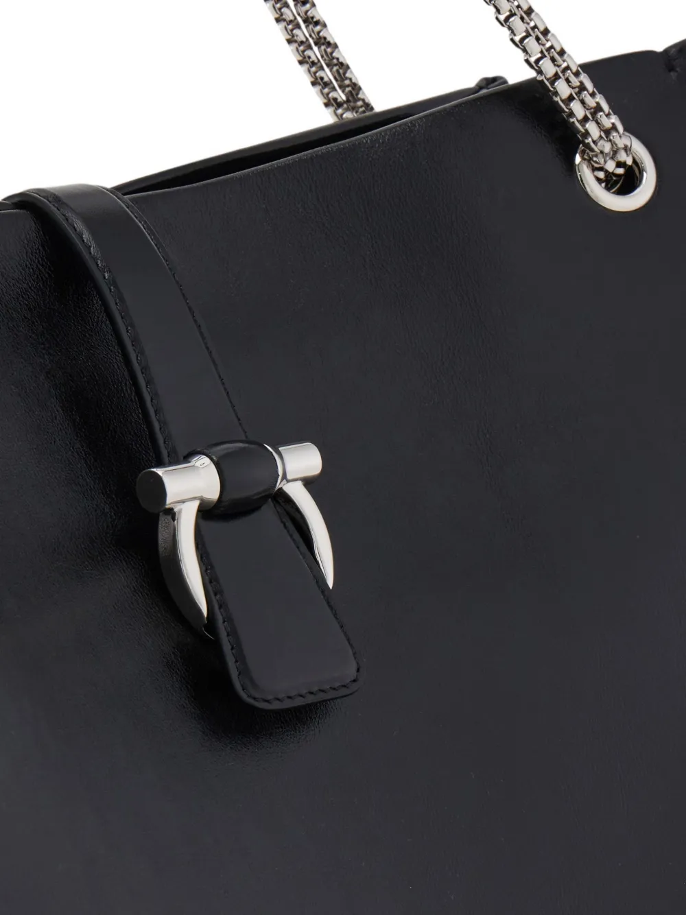 Ferragamo Shopper met ketting Zwart