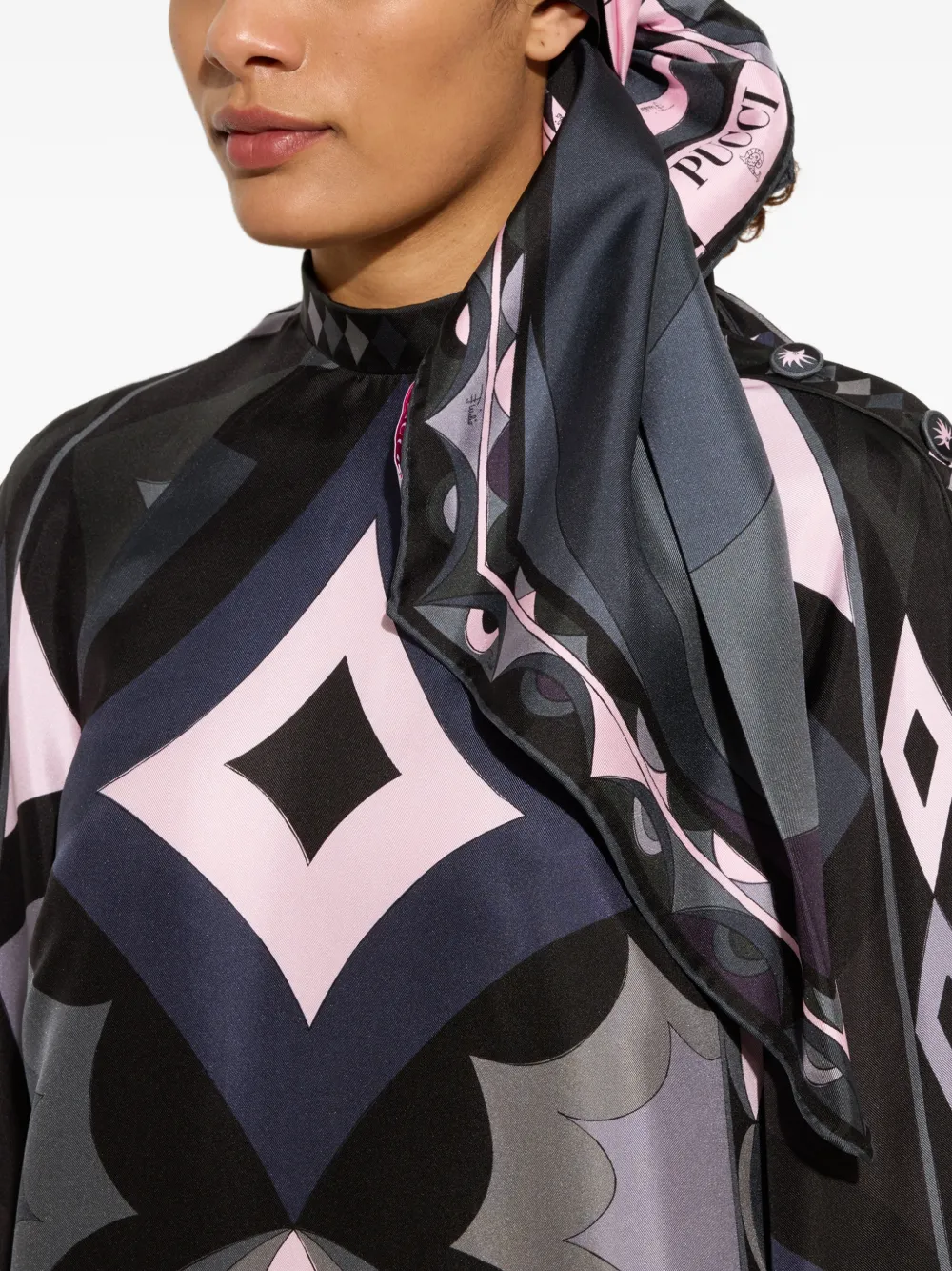 PUCCI Zijden sjaal met volute-print Grijs