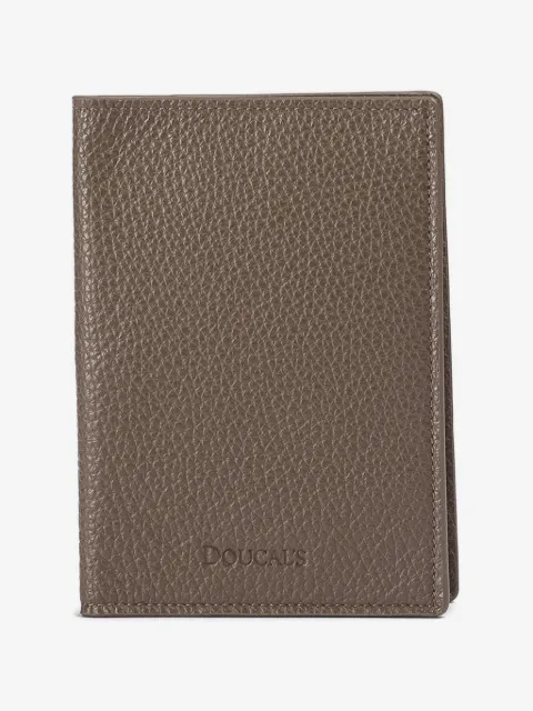 Doucal's tumbled leather passport holder