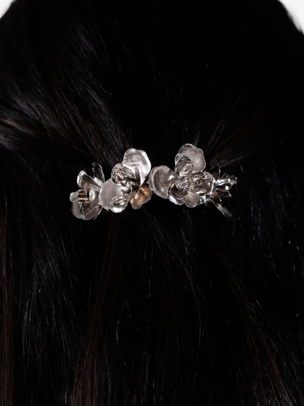 Jennifer Behr Larena haarband met bloemen Zilver