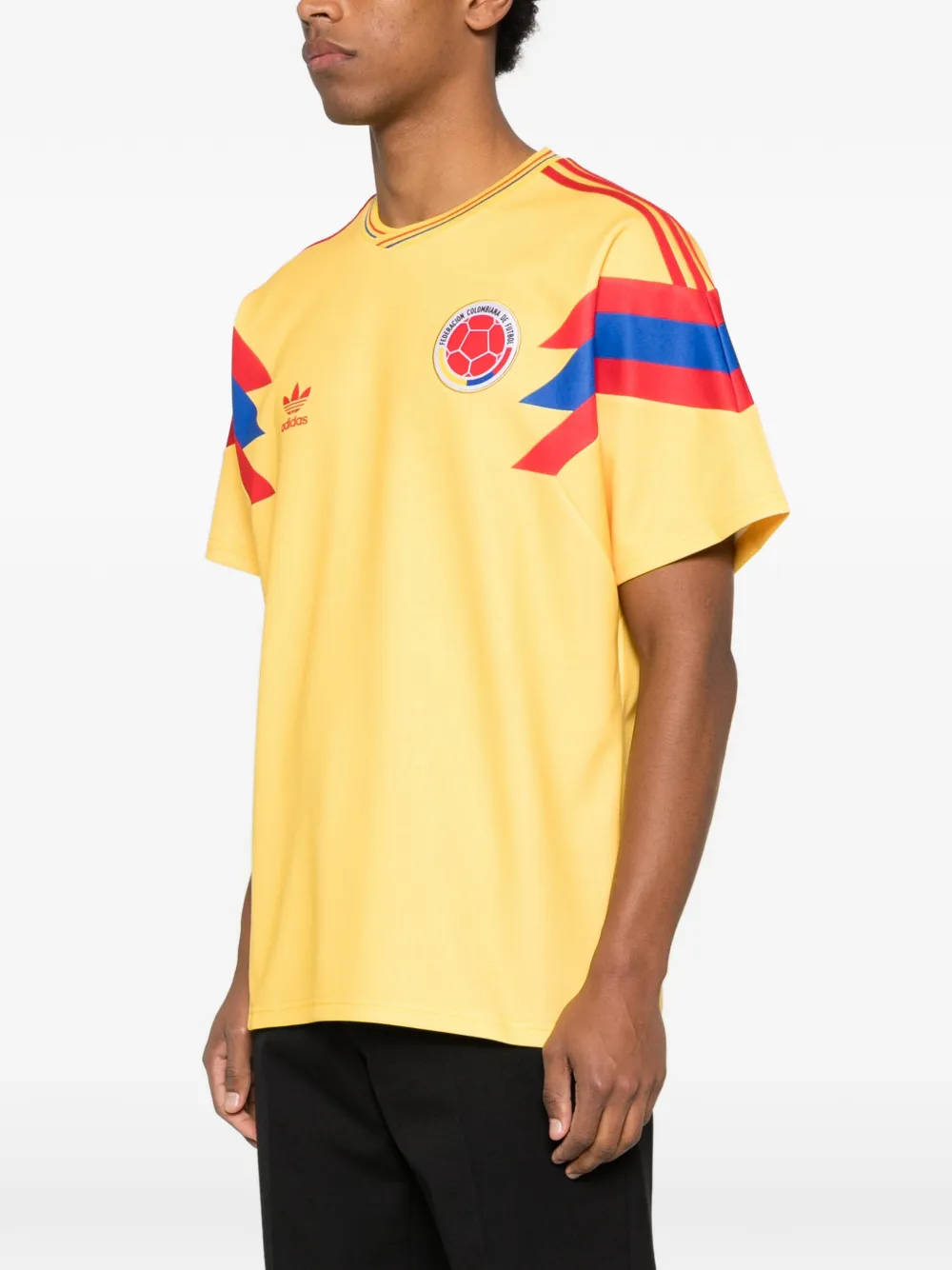 adidas T-shirt met chevron logo Geel