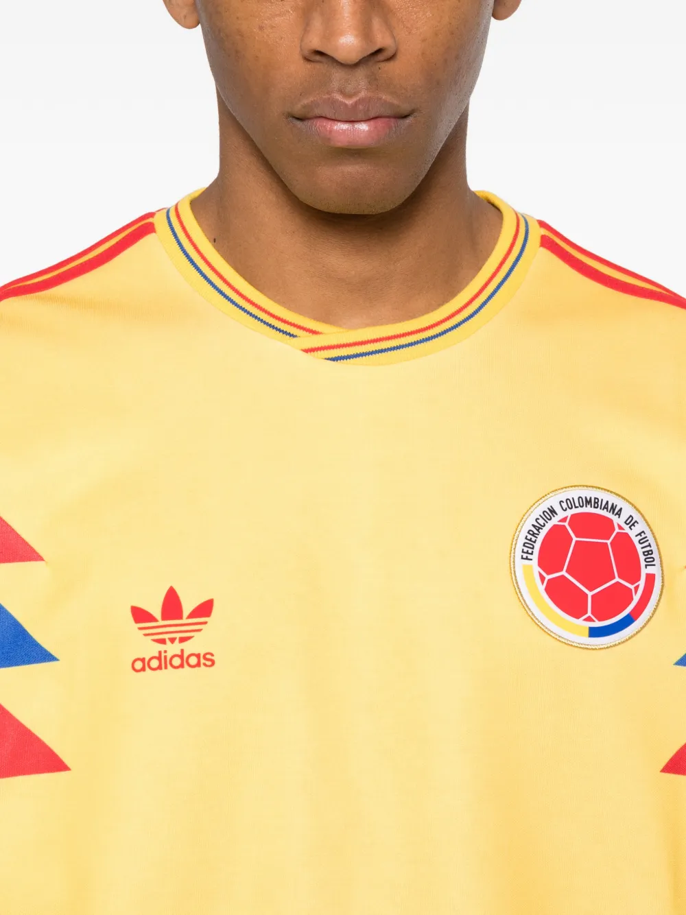 adidas T-shirt met chevron logo Geel