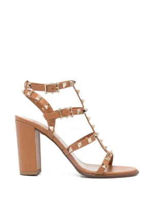 Valentino Garavani ロックスタッズ サンダル | ブラウン | FARFETCH JP