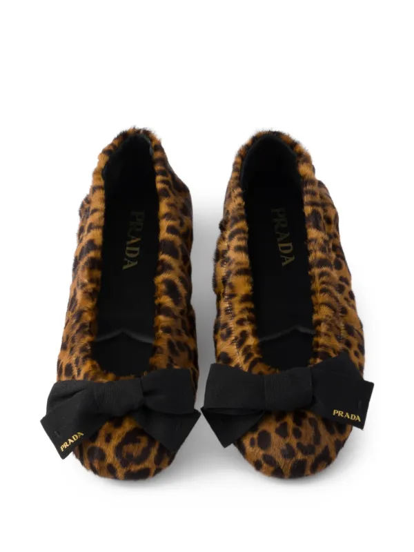 Prada レザーフラットシューズ | ブラウン | FARFETCH JP