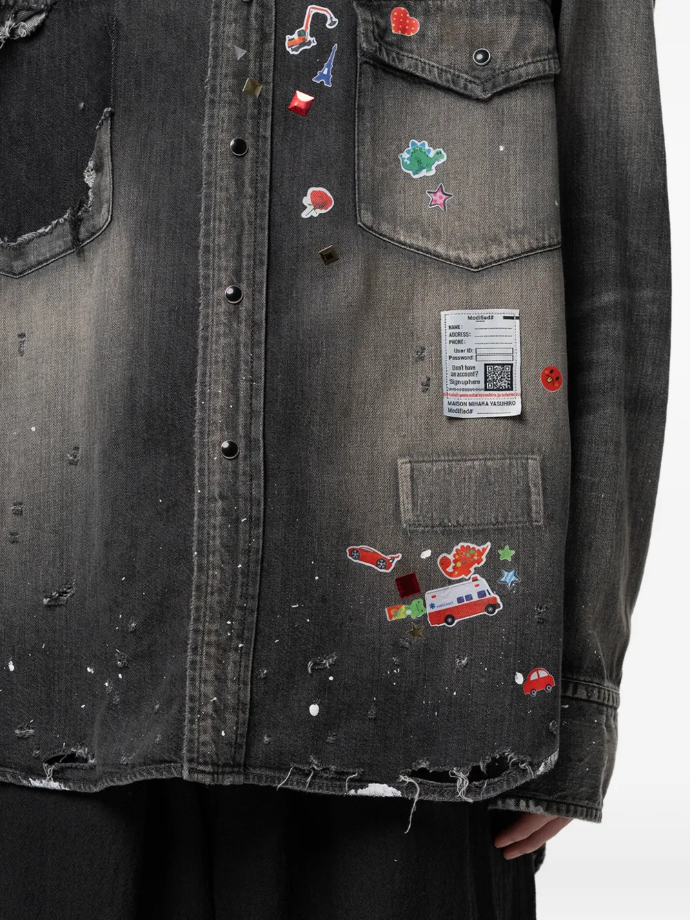 Maison MIHARA YASUHIRO Denim overhemd met stickerprint Zwart