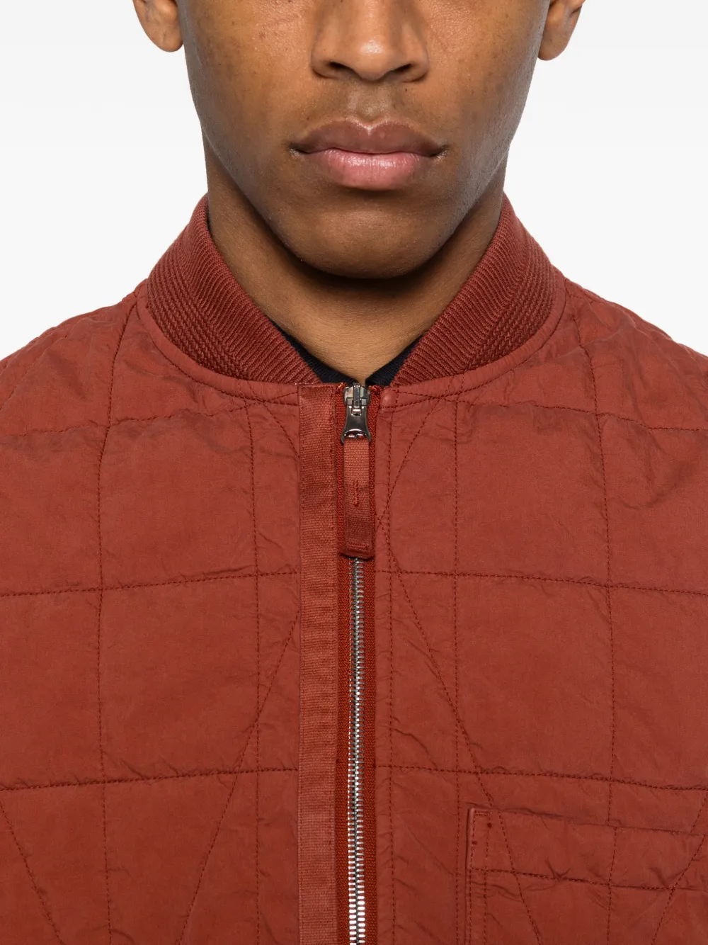 Stone Island G100001 katoenen nylon Tela gewatteerde top met TC-logo Bruin