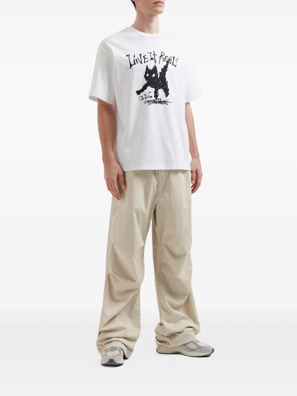 izzue logo-patch trousers | Loose Fit Pants | Image 2