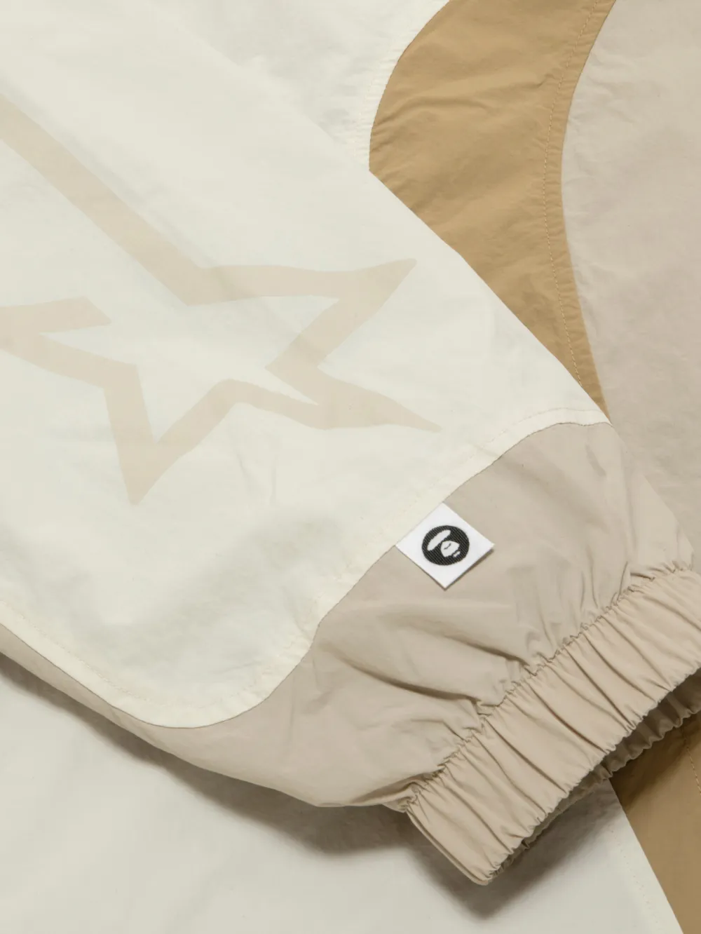 AAPE BY *A BATHING APE Jack met capuchon en vlakken Beige