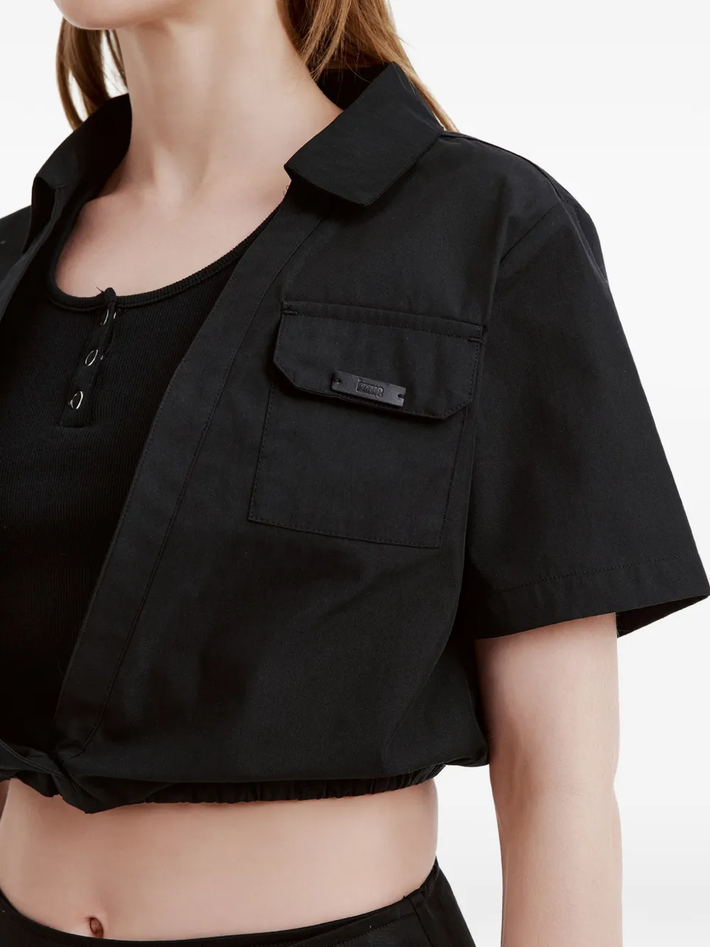 izzue Cropped shirt met opgestikte zak Zwart