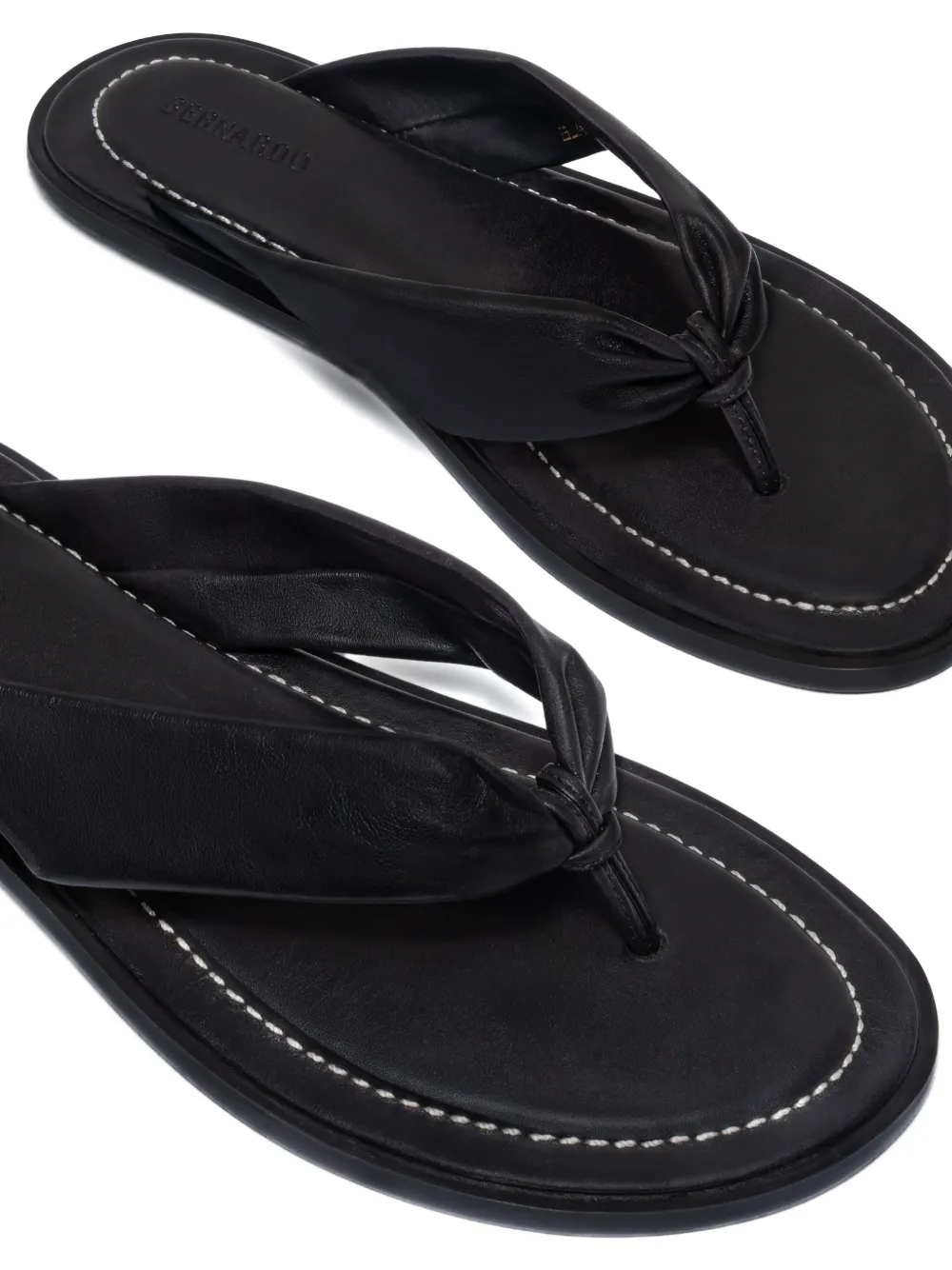 Bernardo Salt sandalen met string Zwart