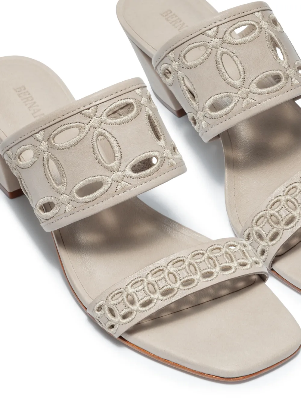 Bernardo Gemma sandalen met uitgesneden details Beige