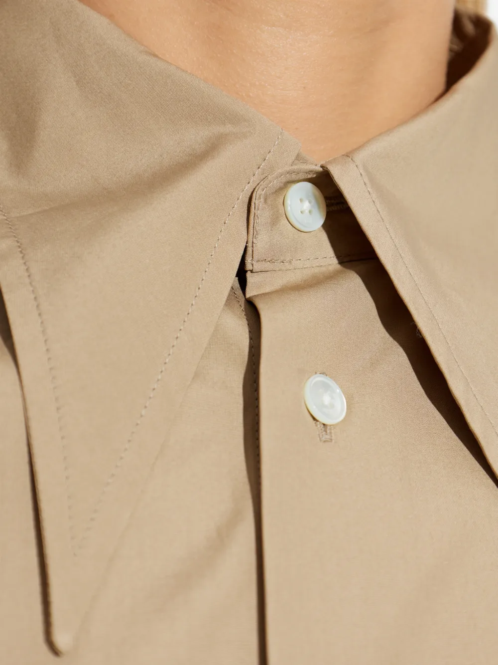 AMI Paris Blouse met puntige kraag Beige
