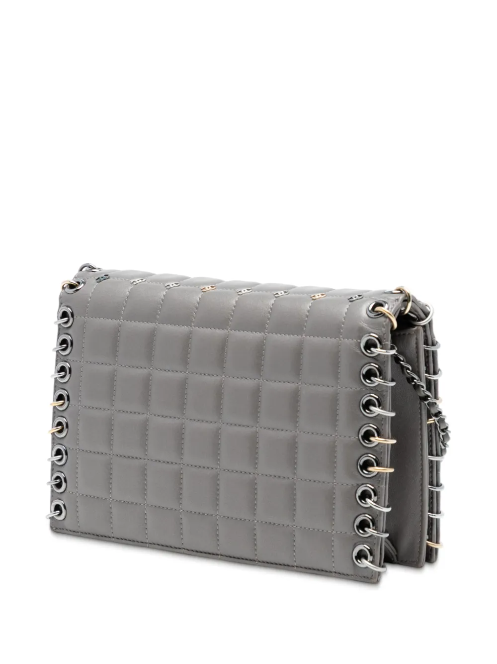  Chanel Pre-owned 2016-2017 Small Lambskin Chocolate Bar Cc Piercing Studded Chain Flap Crossbody Bag - Grey 