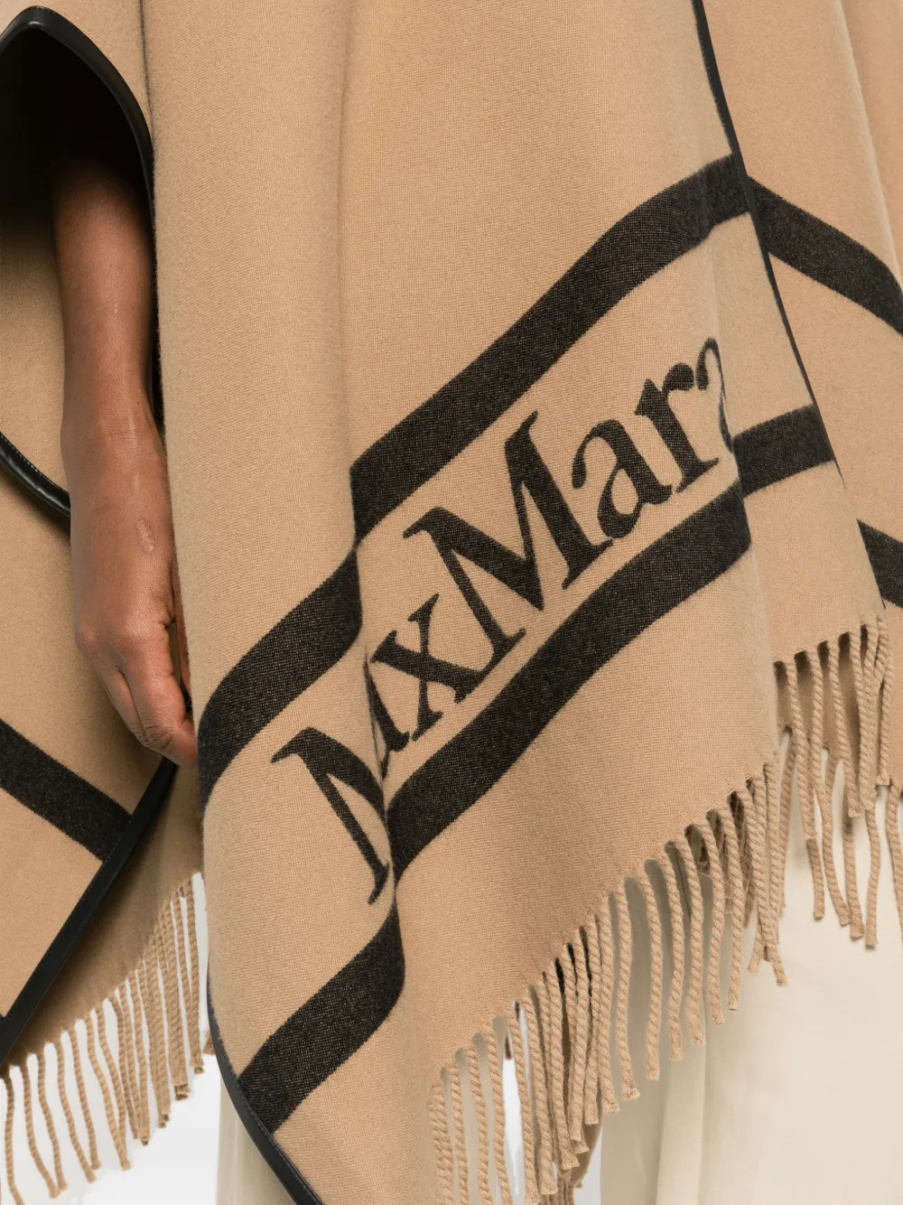 Max Mara Wollen sjaal met franje en logo Bruin